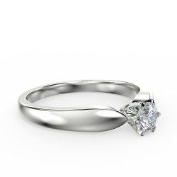 Klasyczny pierścionek zaręczynowy z białego złota z diamentem 0,30 ct - widok z boku pod kątem