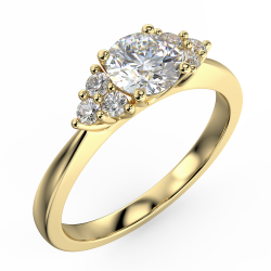 Pierścionek zaręczynowy Królowej Anny z żółtego złota z diamentami o masie 0,62 ct - widok pod kątem