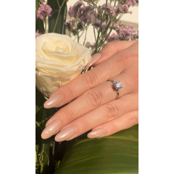 Romantyczny pierścionek z diamentem - zdjęcie na dłoni