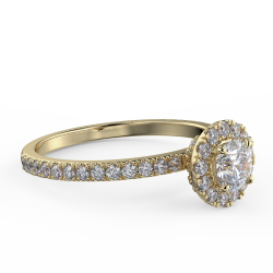 Pierścionek z diamentami o masie 0,73 ct w żółtym złocie w stylu halo - widok z boku pod kątem