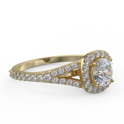 Pierścionek z diamentami o masie 0,93 ct w żółtym złocie w stylu halo - widok z boku pod kątem